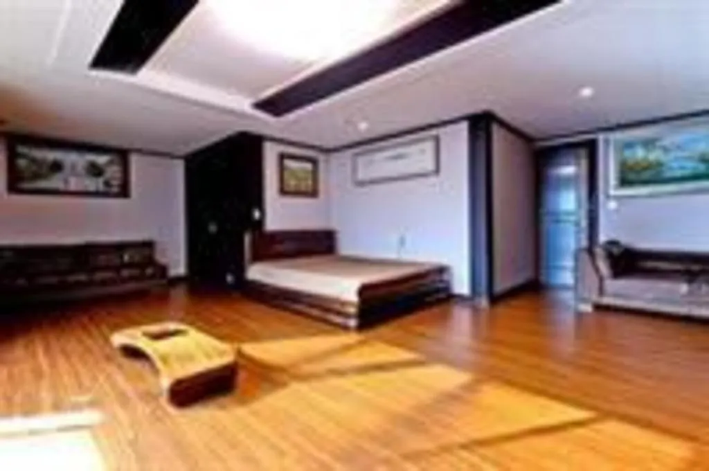 Comma Hotel Busan 2*,