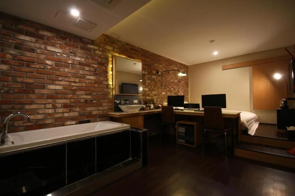 Comma Hotel Busan 2*,