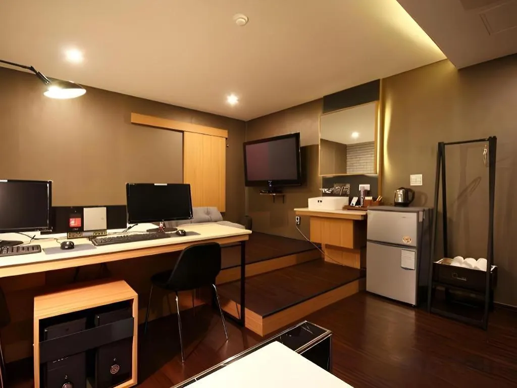Comma Hotel Busan 2*,