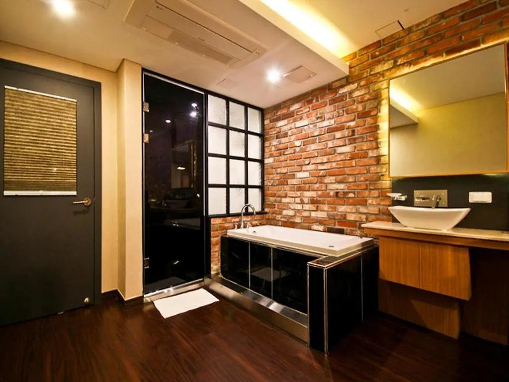 Comma Hotel Busan 2*,