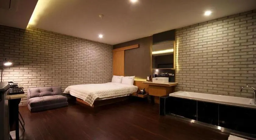 Comma Hotel Busan 2*,